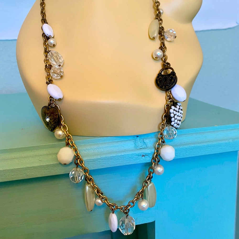 Adorable chunky AEO necklace! 🤍✨💛